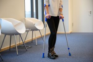 Der Kreuzbandriss ist eine häufige Sportverletzung z. B. beim Skifahren. Hier erfahren Sie alles zu Symptomen, Diagnose und Behandlungsmöglichkeiten.