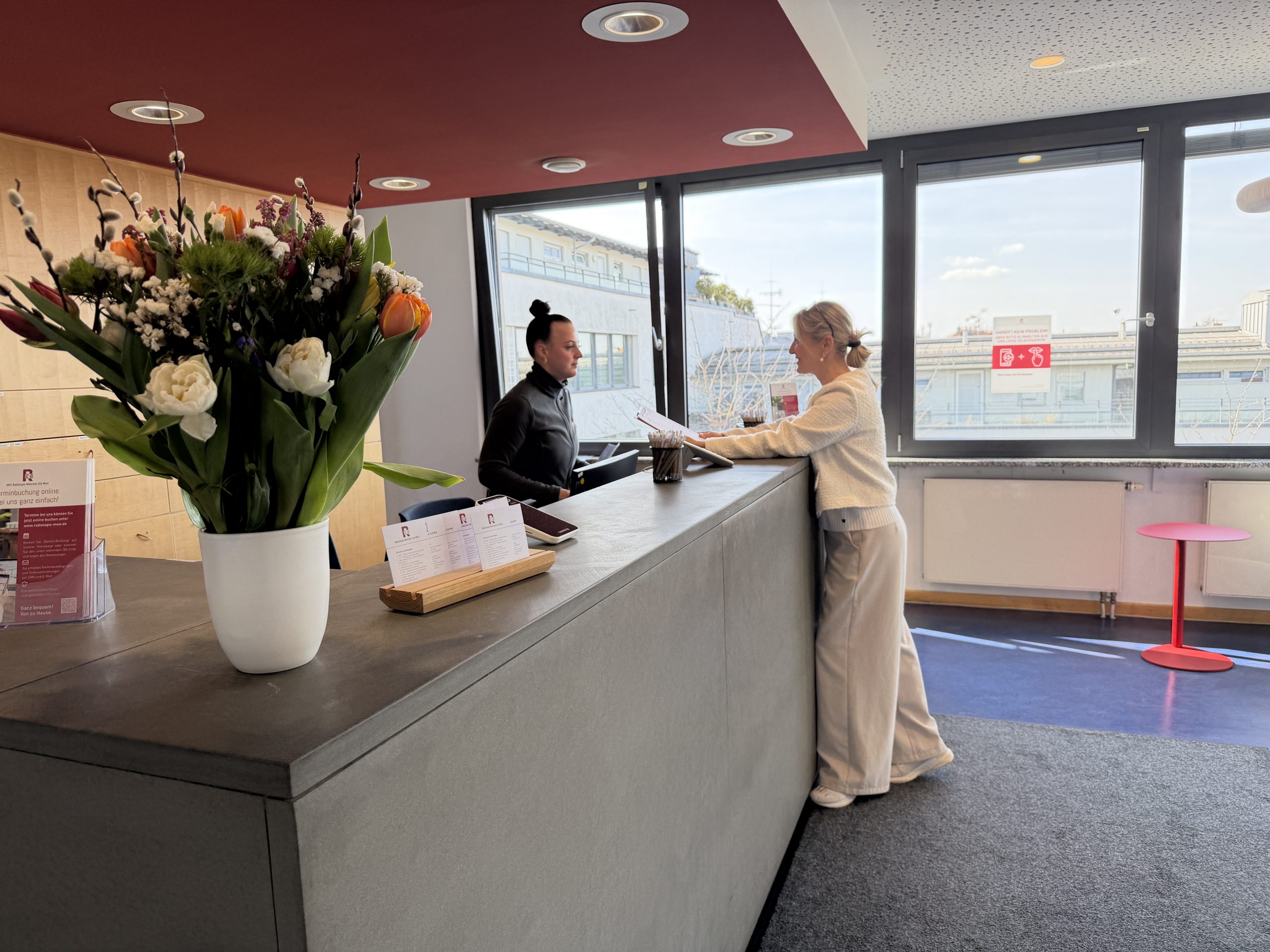 MRT-Untersuchung Häufige Fragen zu MRT. Patientin bei der Anmeldung Radiologie München West