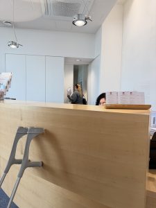 MRT-Untersuchung: Häufige Fragen | Radiologie München: Was darf ich beim MRT tragen? Wie lange dauert es? Was bei Platzangst? Unsere Radiologen in München beantworten die häufigsten Fragen zur MRT-Untersuchung. Bild vom Empfang