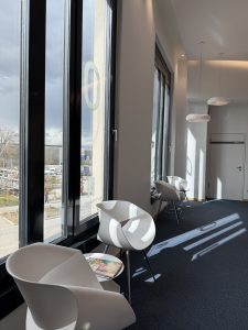 MRT-Untersuchung: Häufige Fragen | Radiologie München: Was darf ich beim MRT tragen? Wie lange dauert es? Was bei Platzangst? Unsere Radiologen in München beantworten die häufigsten Fragen zur MRT-Untersuchung. Bild vom wartebereich