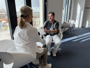 MRT-Untersuchung: Häufige Fragen | Radiologie München: Was darf ich beim MRT tragen? Wie lange dauert es? Was bei Platzangst? Unsere Radiologen in München beantworten die häufigsten Fragen zur MRT-Untersuchung. ARzt erklärt alle Fragen