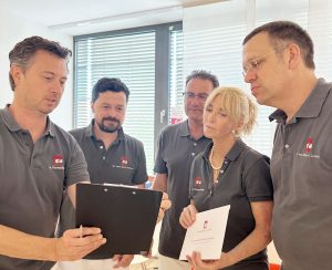 Facharzt Radiologie München – Radiologie München Süd West, Facharztgeführte Radiologie in München: Radiologie München Süd West bietet MRT, CT & Nuklearmedizin mit direktem Facharztkontakt. Jetzt Termin vereinbaren. Dr. Thomas Bauer, Dr. Yvonne Grimm, Dr. Rupert Schmid, Dr. Henninger bei einer Befundbesprechung