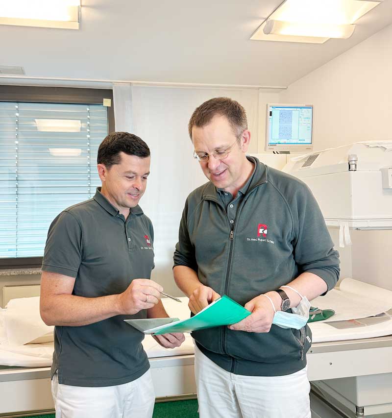 RSO Dr. Martin Henninger, Dr. Rupert Schmid bei der Befundbesprechung Radiosynovirthese RSO. zwei ärzte mit grauen polos und weißen hosen