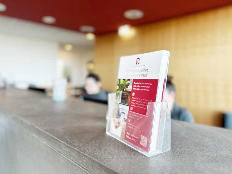 Empfang der Radiologie München Süd West mit Flyer im Vordergrund