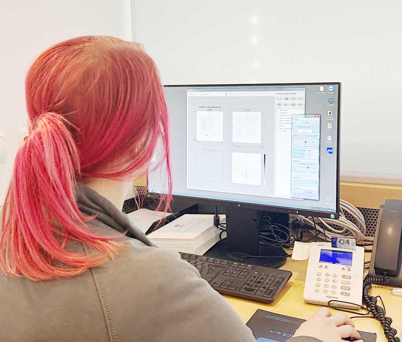 Im Bild sieht man eine medizinische Fachangestellte der Radiologie München Süd West, die die Ergebnisse einer RSO Untersuchung auf einem Computer begutachtet