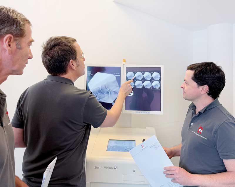 Das Bild zeigt die Ärzte Dr. med. Martin Henninger, Dr. med. Niklas Manthey und Dr. med. Rupert Schmid, die am Computer eine Untersuchung im Bereich RSO Radiosynoviorthese besprechen